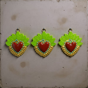 Trois ex-voto KIFF KIFF Rosie en forme de cœur bordeaux avec feuillage vert lime, bordure dorée et points turquoise
