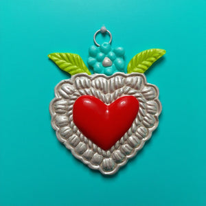 Ex-voto artisanal KIFF KIFF modèle Trixie en métal argenté avec cœur rouge, fleur turquoise et feuilles vert lime