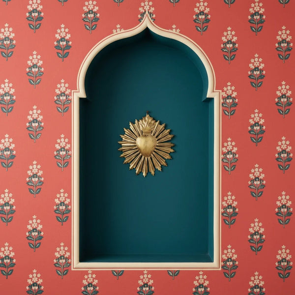 Ex-Voto Elio KIFF KIFF, cœur sacré en métal doré martelé de 12 cm suspendu dans une niche murale décorative