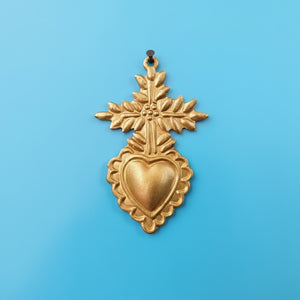 Ex-voto artisanal KIFF KIFF modèle Ernest en métal doré avec motif de cœur sacré et fleurs ciselées