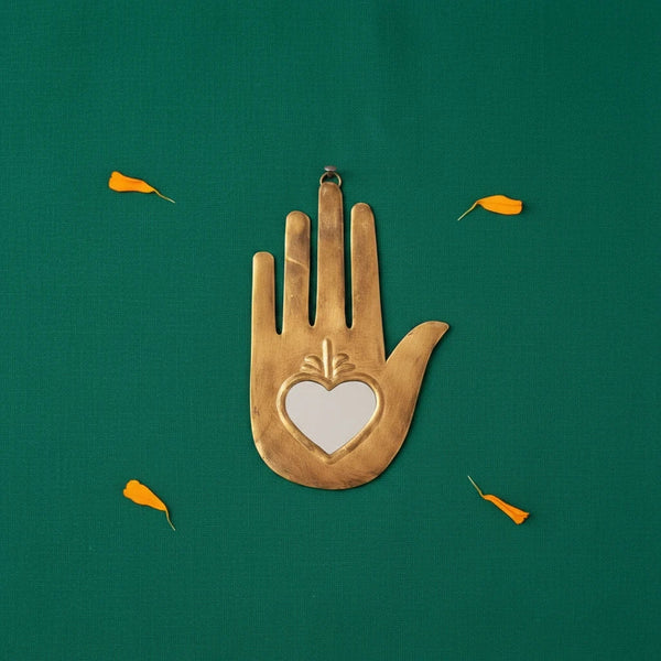 Ex-voto mural KIFF KIFF Naïa en forme de main stylisée en métal doré avec un cœur central sur fond vert