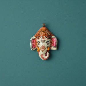 Masque mural Ganesh blanc KIFF KIFF en papier mâché artisanal d'Odisha avec détails peints à la main