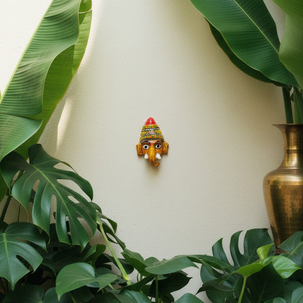 Masque mural Ganesh KIFF KIFF en papier mâché peint à la main, 11 cm, entouré de plantes tropicales