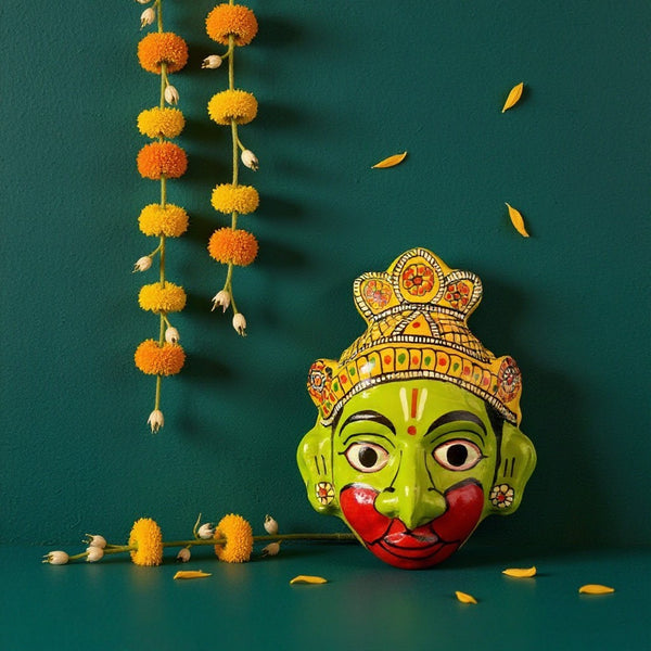 Masque mural artisanal KIFF KIFF de Hanuman en papier mâché vert, peint à la main avec des détails traditionnels.
