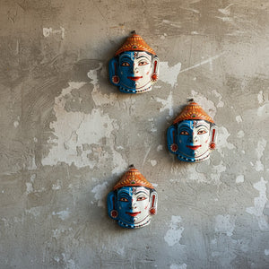 Trois masques muraux KIFF KIFF Hari Hara en papier mâché peint à la main, représentant l'union de Vishnou et Shiva.