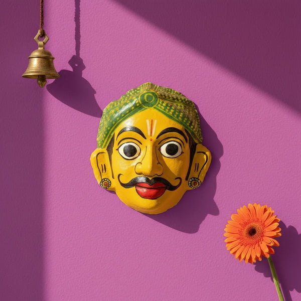 Grand masque mural KIFF KIFF représentant un visage d'homme hindou jaune avec une coiffe verte artisanale