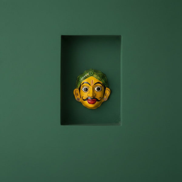Grand masque mural KIFF KIFF représentant un visage d'homme hindou jaune avec une coiffe verte artisanale