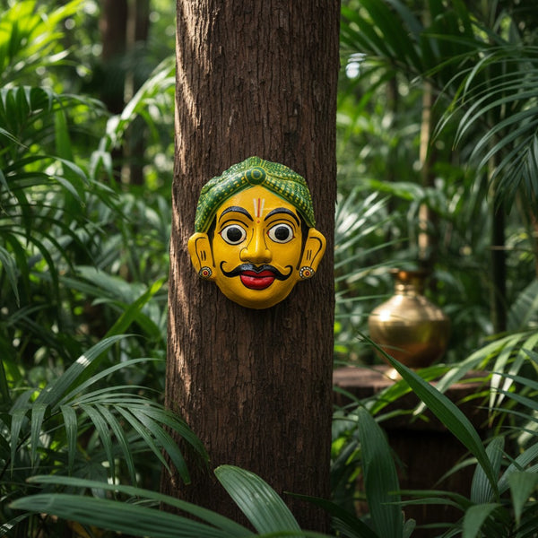 Grand masque mural KIFF KIFF représentant un visage d'homme hindou jaune avec une coiffe verte, artisanat indien.