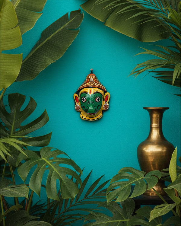Masque mural artisanal Jambaban KIFF KIFF en papier mâché jaune et vert, décoré de motifs traditionnels d'Odisha.