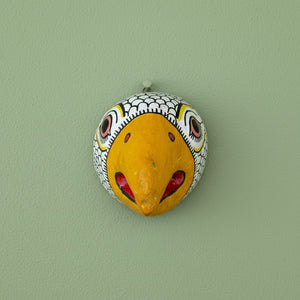 Masque mural KIFF KIFF Jatayu en papier mâché blanc avec bec jaune, artisanat traditionnel d'Odisha, Inde.