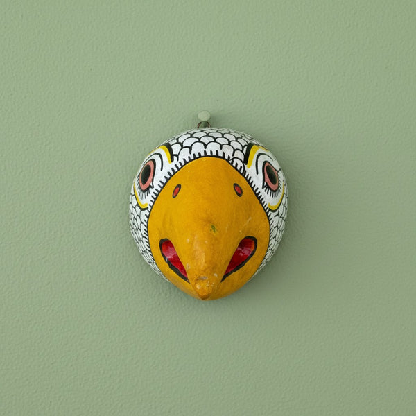 Masque mural KIFF KIFF Jatayu en papier mâché blanc avec bec jaune, artisanat traditionnel d'Odisha, Inde.