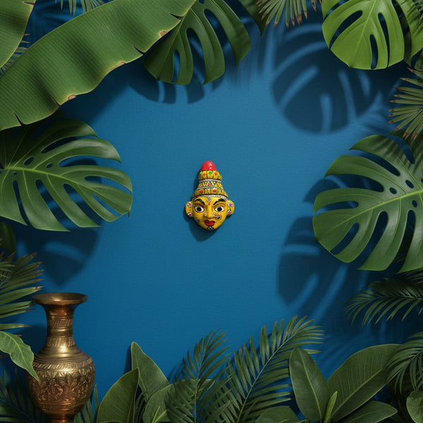 Masque mural KIFF KIFF de Krishna en papier mâché jaune, 10 cm, peint à la main sur fond bleu entouré de plantes