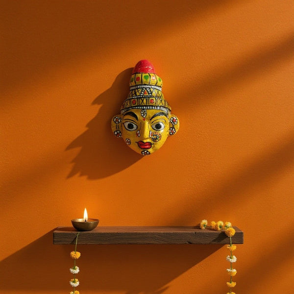 Masque mural artisanal KIFF KIFF représentant le visage jaune de Krishna en papier mâché, 10 cm, style indien.
