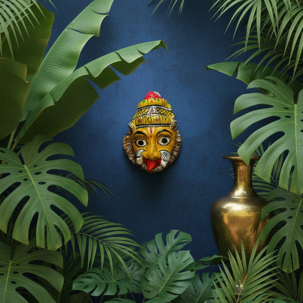 Masque mural artisanal KIFF KIFF de Narasimha Swami en papier mâché, peint à la main, sur fond bleu avec plantes.