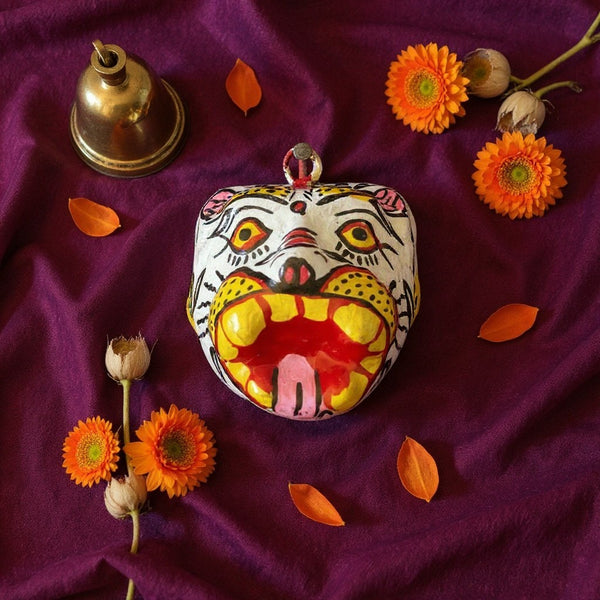 Masque mural KIFF KIFF en papier mâché représentant un tigre blanc artisanal d'Inde sur un tissu violet avec fleurs
