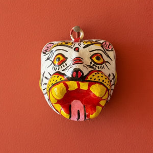 Masque mural KIFF KIFF en papier mâché représentant un petit tigre blanc aux détails peints à la main, style indien.