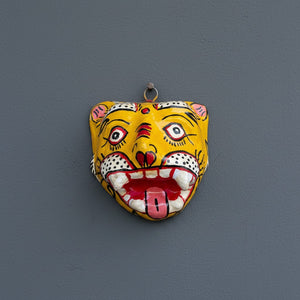 Masque mural KIFF KIFF en papier mâché jaune représentant un tigre, fabriqué artisanalement en Inde, format 10 cm.