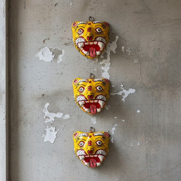 Trois masques muraux KIFF KIFF en papier mâché jaune représentant des tigres artisanaux d'Odisha, format moyen.