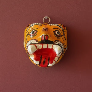 Masque mural KIFF KIFF en papier mâché représentant un petit tigre orange peint à la main, artisanat d'Odisha.