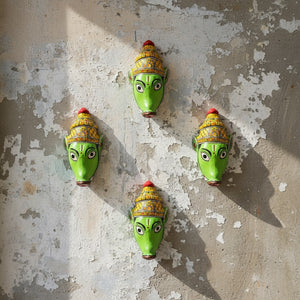 Quatre masques muraux KIFF KIFF Varaha en papier mâché vert, peints à la main avec des détails dorés et rouges