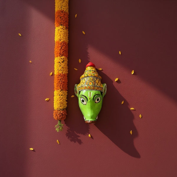 Masque mural KIFF KIFF Varaha en papier mâché peint à la main, représentant le sanglier divin sur un mur bordeaux.