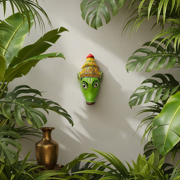Masque mural KIFF KIFF Varaha en papier mâché peint à la main, représentant le sanglier divin aux tons vert et jaune