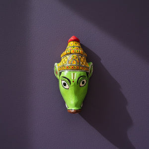 Masque mural KIFF KIFF Varaha en papier mâché peint à la main représentant le sanglier divin aux tons vert et jaune