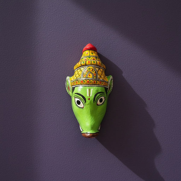 Masque mural KIFF KIFF Varaha en papier mâché peint à la main représentant le sanglier divin aux tons vert et jaune
