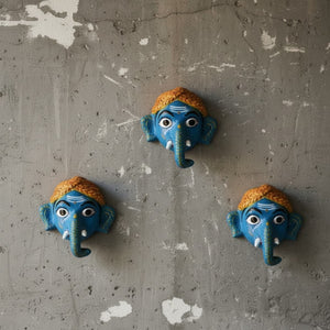 Trois masques muraux artisanaux KIFF KIFF représentant Ganesh en papier mâché bleu avec détails peints à la main