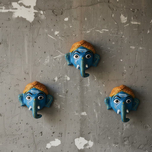 Trois masques muraux artisanaux KIFF KIFF représentant Ganesh en papier mâché bleu avec détails peints à la main