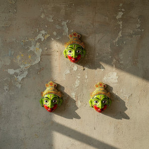 Trois masques muraux artisanaux KIFF KIFF représentant le dieu-singe Hanuman en papier mâché vert et rouge