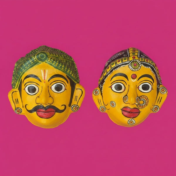 Deux grands masques artisanaux KIFF KIFF représentant des visages hindous jaunes avec coiffes décorées sur fond rose