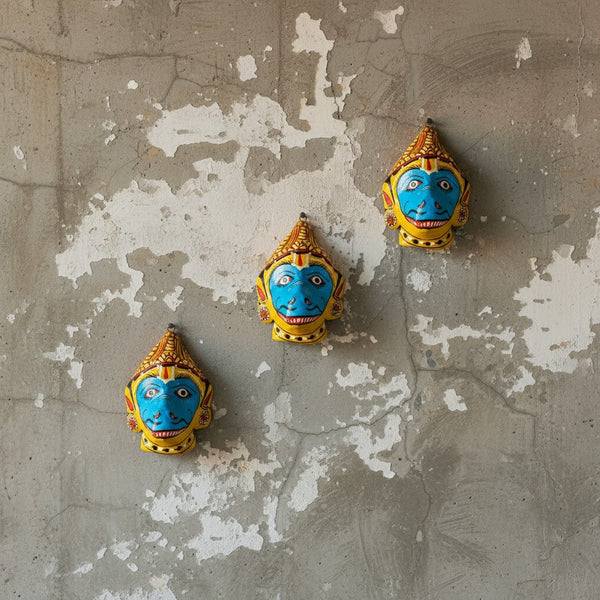 Trois masques muraux Jambaban KIFF KIFF en papier mâché jaune et bleu, artisanat traditionnel indien d'Odisha