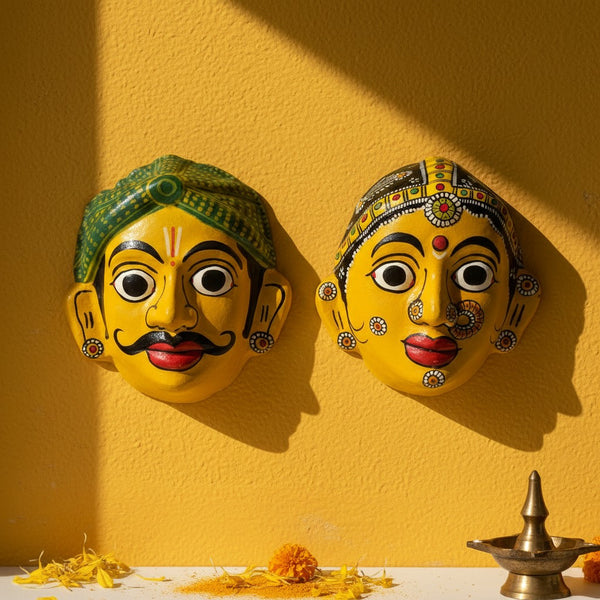 Deux masques muraux KIFF KIFF artisanaux indiens, visages jaunes peints à la main avec coiffes colorées sur fond jaune.