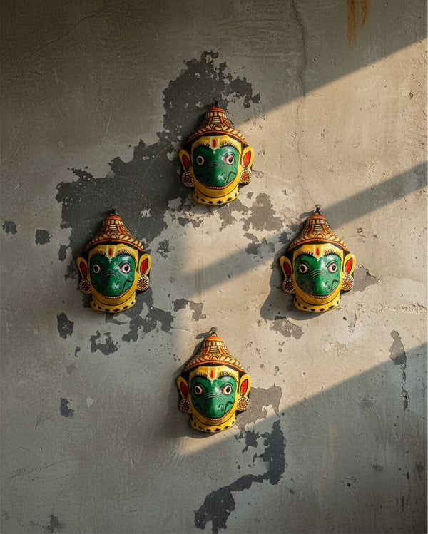 Quatre masques muraux KIFF KIFF Jambaban en papier mâché jaune et vert, artisanat traditionnel indien d'Odisha