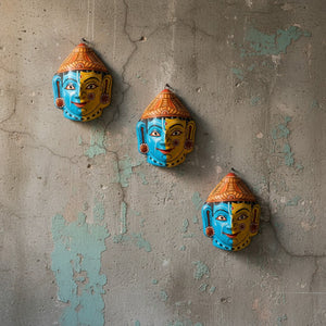 Trois masques muraux KIFF KIFF en papier mâché représentant Radha et Krishna, peints à la main dans des tons bleu et or.
