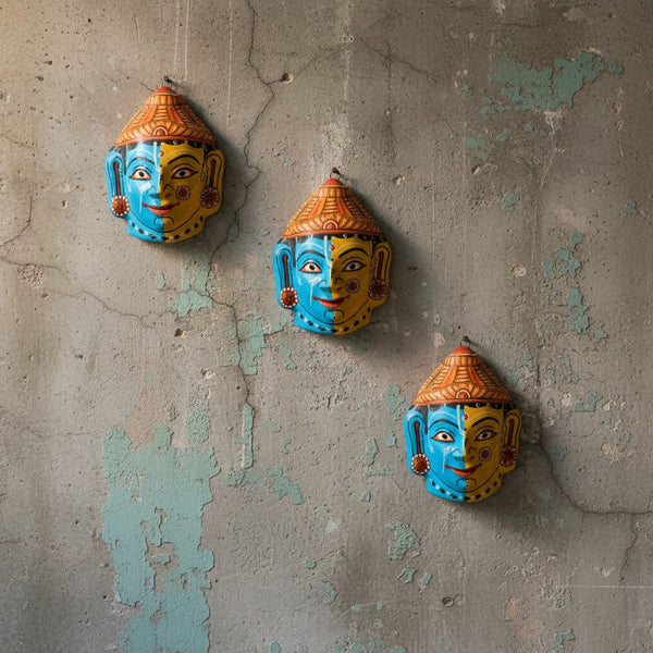 Trois masques muraux KIFF KIFF en papier mâché représentant Radha et Krishna, peints à la main dans des tons bleu et or.