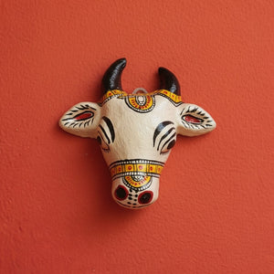 Mini masque mural KIFF KIFF en papier mâché représentant une vache sacrée blanche peinte à la main, style indien.