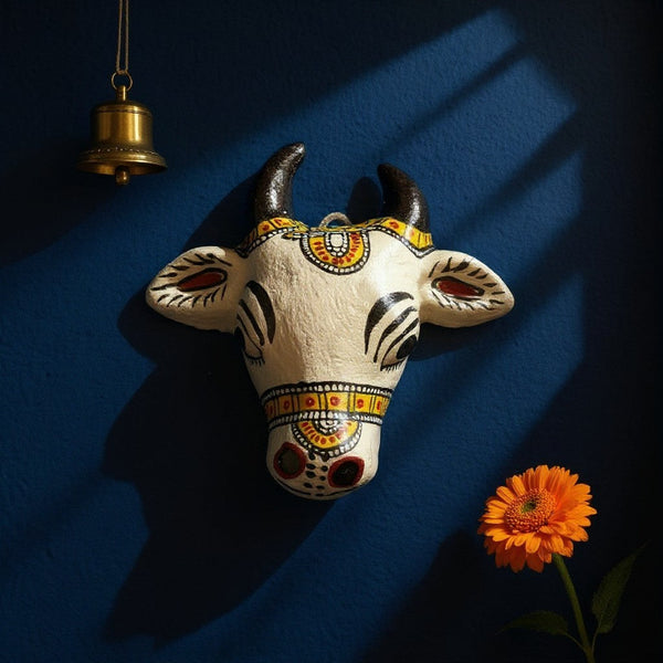 Mini masque mural KIFF KIFF en papier mâché représentant une vache sacrée blanche peinte à la main, style indien