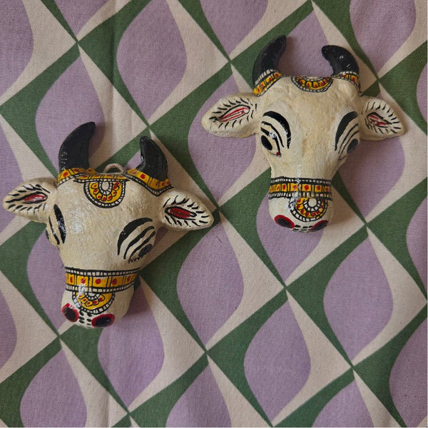 Deux mini masques muraux de vache sacrée blanche KIFF KIFF en papier mâché, peints à la main, style artisanal indien.