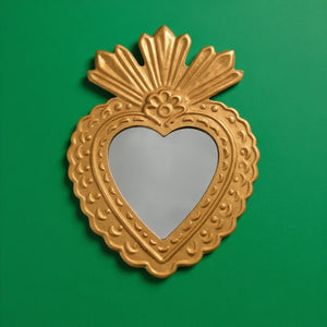 Miroir ex-voto cœur doré Fifi par KIFF KIFF avec bordures festonnées ciselées et détails floraux en relief.
