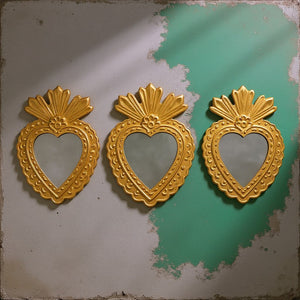 Trois miroirs coeur ex-voto dorés Fifi de KIFF KIFF avec bordures festonnées artisanales sur fond texturé
