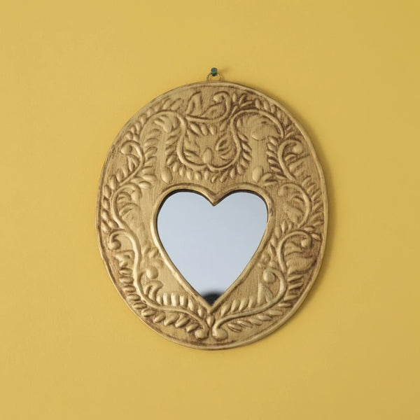 Miroir mural KIFF KIFF Gemma ovale en métal doré martelé avec un centre en forme de cœur sur fond jaune