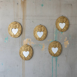 Cinq miroirs muraux KIFF KIFF Gemma en forme de cœur avec cadre ovale en métal doré martelé artisanal