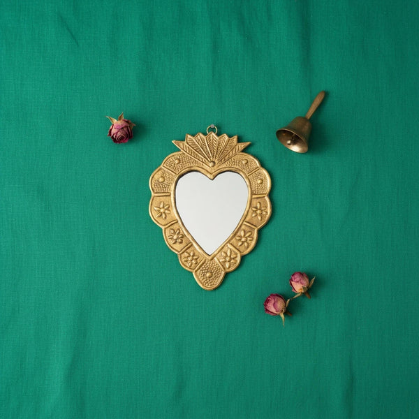 Miroir ex-voto en forme de cœur KIFF KIFF en métal doré martelé avec détails floraux sur fond vert