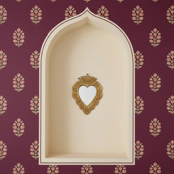 Miroir ex-voto KIFF KIFF Gio en forme de cœur en métal doré martelé suspendu dans une niche murale décorative