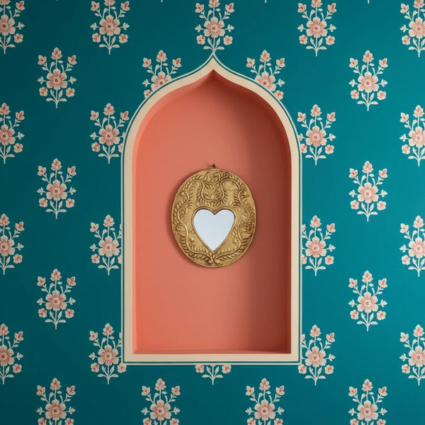 Miroir ex-voto KIFF KIFF Gemma ovale en métal doré martelé avec un cœur central, suspendu dans une niche murale.