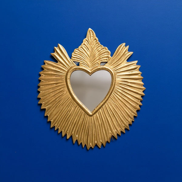 Miroir ex-voto KIFF KIFF modèle Finch en forme de cœur doré avec rayons ciselés sur fond bleu