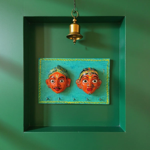 Patère murale artisanale KIFF KIFF en bois avec deux masques de couple hindou peints à la main et cinq crochets