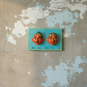 Patère murale artisanale KIFF KIFF en bois bleu avec deux masques de couple hindou peints à la main et 5 crochets.